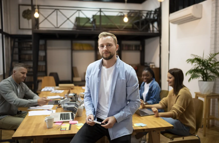 Entrepreneur using Moonbuy for entrepreneurship startups online